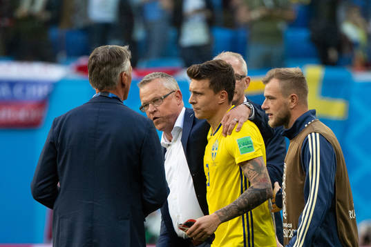 Victor Nilsson Lindelöf reacts and head coach Janne