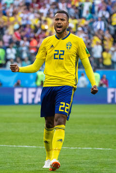 Isaac Kiese Thelin of Sweden celebrate