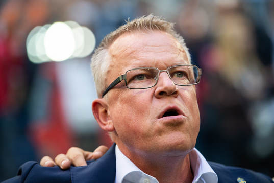 Head coach Janne Andersson sings the national anthem prior