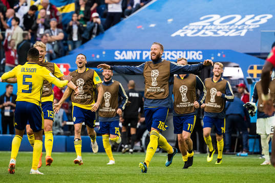 Oscar Hiljemark and Pontus Jansson celebrates with Martin