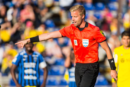 Huvuddomare Glenn Nyberg dömer straff till Sundsvall