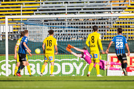 Sirius Shkodran Maholli (ej i bild) gör 1-0