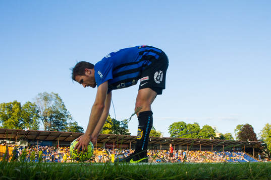Sirius Jesper Arvidsson förbereder en hörna