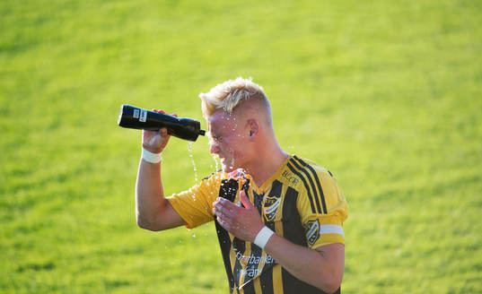 IFK Hässleholms Linus Svensson svalkar sig i matchen i