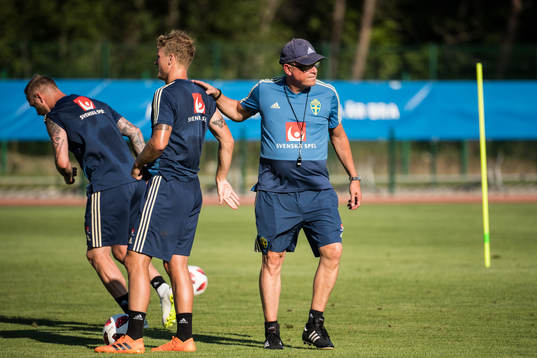 Oscar Hiljemark and head coach Janne Andersson of the