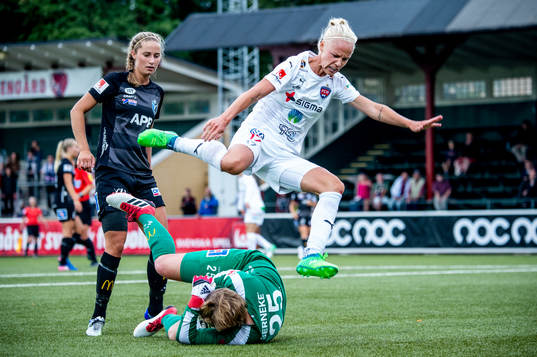 Rosengårds Caroline Seger mot Växjös Elin Karlsson och