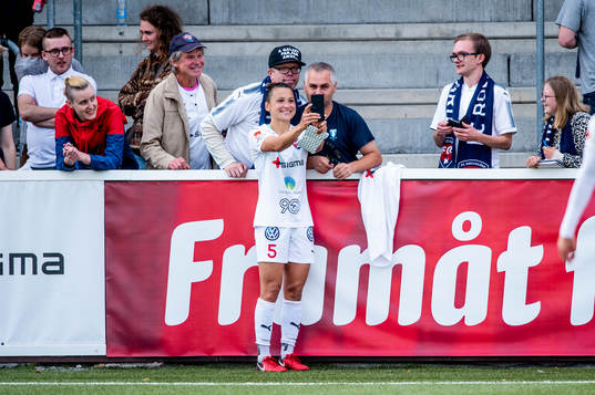 Rosengårds Alexandra Lowe Riley tackas av publiken