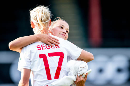 Rosengårds Caroline Seger ger Alexandra Lowe Riley en kram