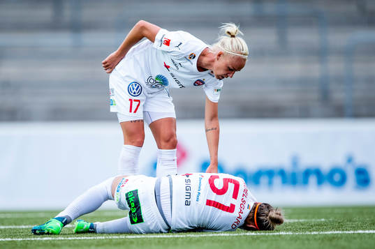 Rosengårds Caroline Seger tittar till Sanne Troelsgaard