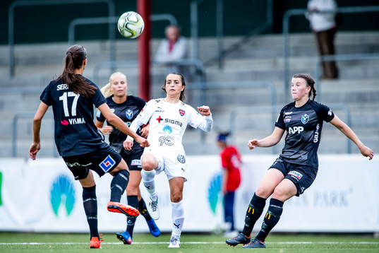 Rosengårds Iva Landeka mot Växjös Nellie Karlsson och