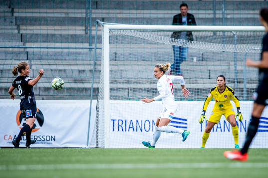 Växjös Anna Anvegård på väg att göra 1-0 på målvakt