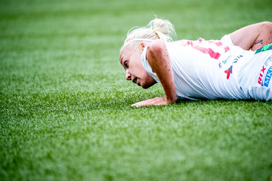 Rosengårds Caroline Seger liggandes på gräset