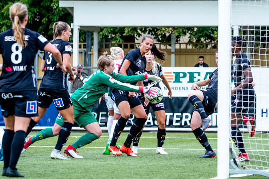 Växjös målvakt Moa Edrud är nära att tappa in bollen