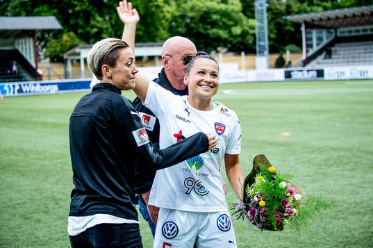 Rosengårds Alexandra Lowe Riley tackas av av sportchef