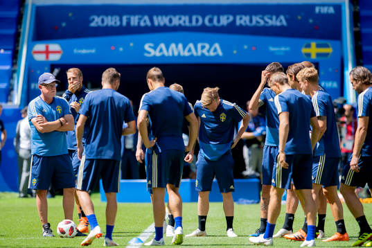 Head coach Janne Andersson gathers the players of the