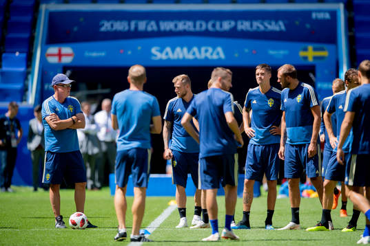 Head coach Janne Andersson gathers the players of the
