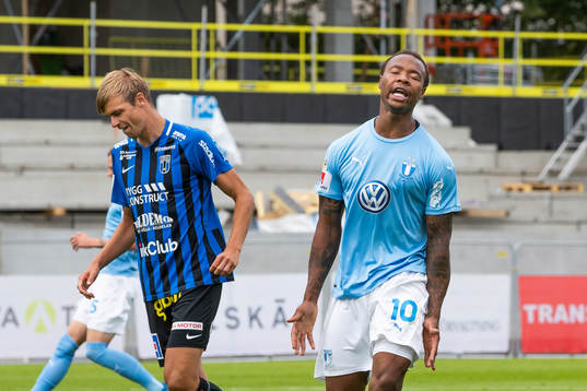 Malmö FFs Carlos Strandberg deppar