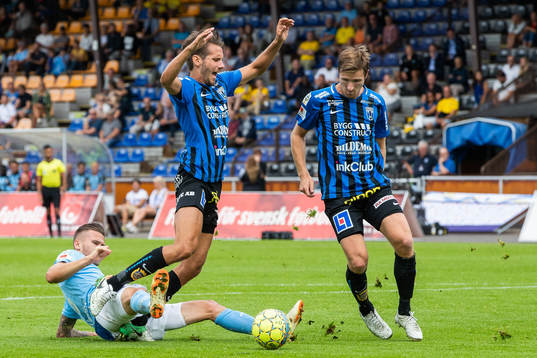 Malmö FFs Arnór Ingvi Traustason i kamp om bollen med