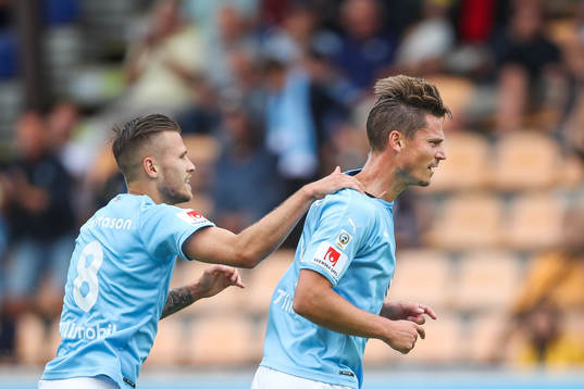 Malmö FFs Arnór Ingvi Traustason jublar med målskytten