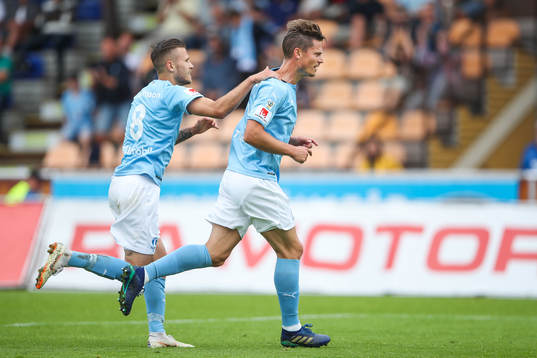 Malmö FFs Arnór Ingvi Traustason jublar med målskytten
