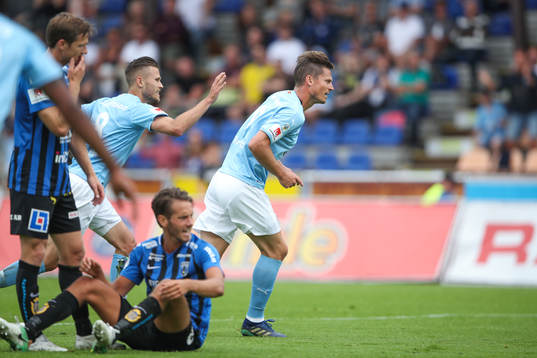 Malmö FFs Arnór Ingvi Traustason jublar med målskytten