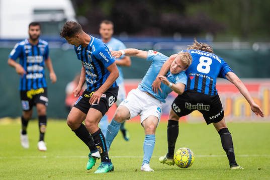 Sirius Mauricio Albornoz och Tim Björkström i kamp om