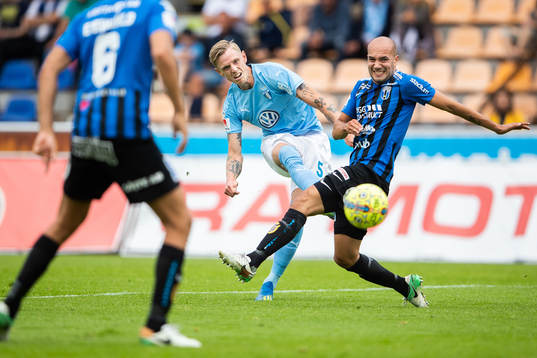 Malmö FFs Sören Rieks skjuter förbi Sirius Karl Larson