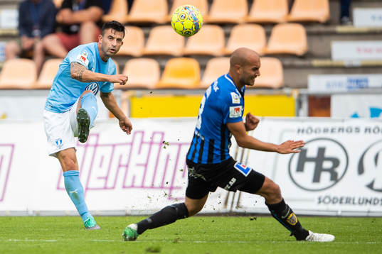 Malmö FFs Behrang Safari skjuter mot täckande Sirius Karl