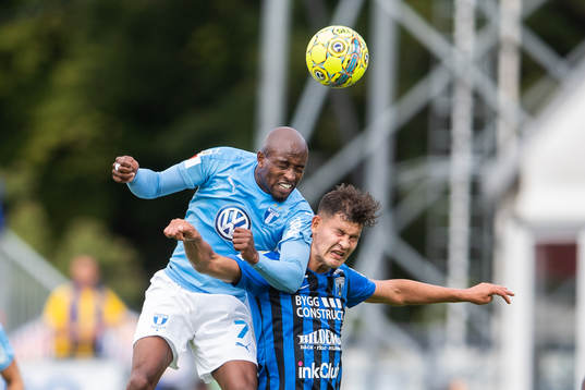 Malmö FFs Fouad Bachirou i nickduell med Sirius Mauricio