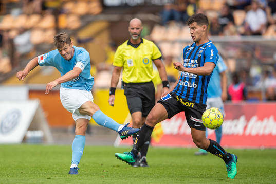Malmö FFs Markus Rosenberg skjuter mot täckande Sirius