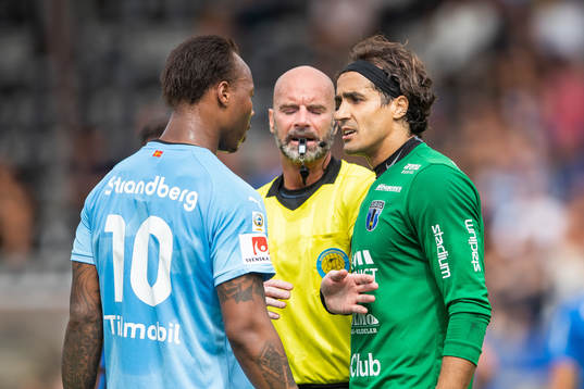 Malmö FFs Carlos Strandberg och Sirius målvakt Karim