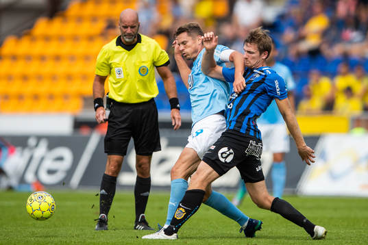 Domaren Stefan Johannesson ser Malmö FFs Markus Rosenberg