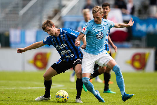 Sirius Jesper Arvidsson i kamp om bollen med Malmö FFs