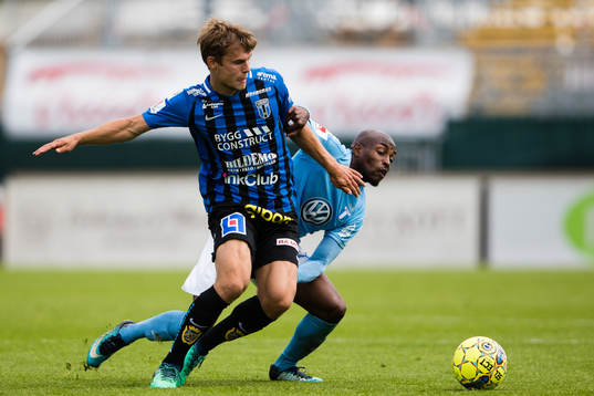 Sirius Sam Lundholm i kamp om bollen med Malmö FFs Fouad