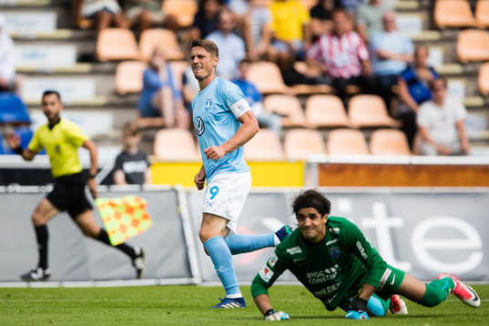 Malmö FFs Markus Rosenberg gör 0-2 bakom Sirius målvakt