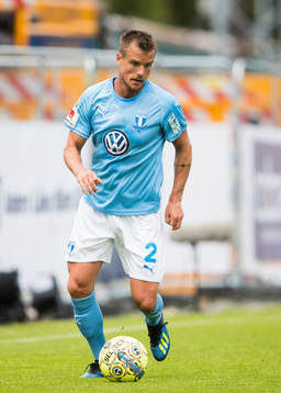 Malmö FFs Eric Larsson med bollen
