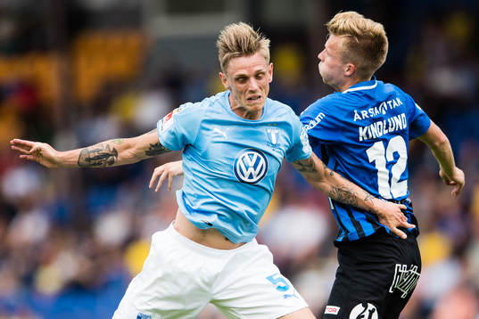Malmö FFs Sören Rieks i en nickduell med Sirius Oscar