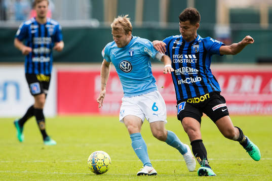 Malmö FFs Oscar Lewicki i kamp om bollen med Sirius