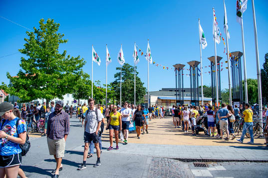 Supportrar på väg in för att följa matchen mellan