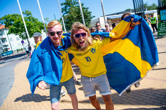 Supportrar jublar för Sverige innan matchen mellan Sverige