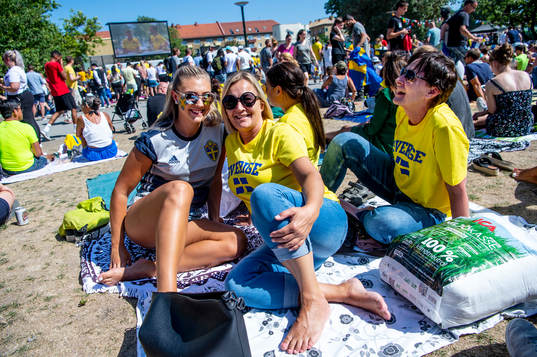Supportrar följer matchen mellan Sverige och England i