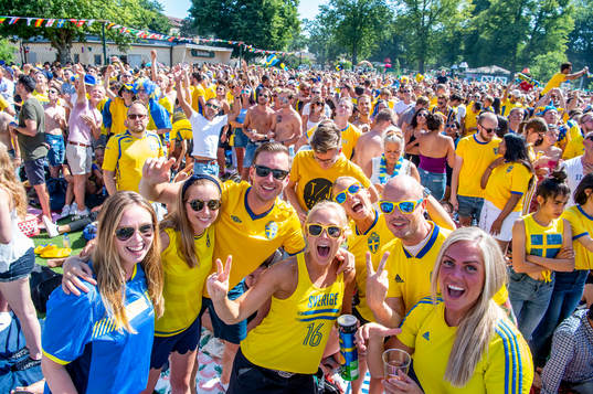Glada supportrar följer matchen mellan Sverige och England