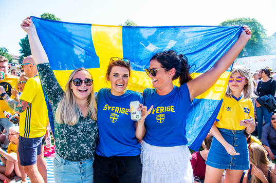 Glada supportrar följer matchen mellan Sverige och England