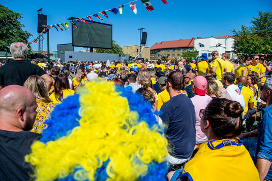 Supportrar följer matchen mellan Sverige och England i