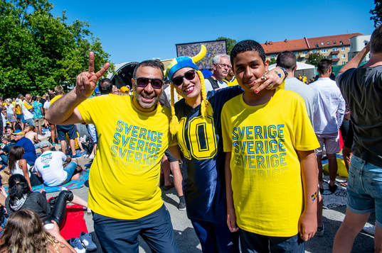 Supportrar följer matchen mellan Sverige och England i