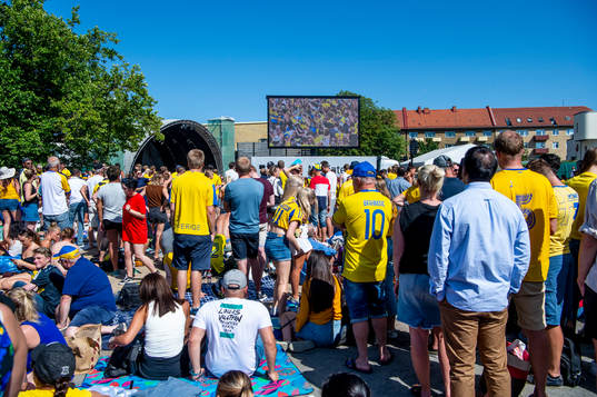 Supportrar följer matchen mellan Sverige och England i