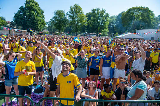 Supportrar följer matchen mellan Sverige och England i