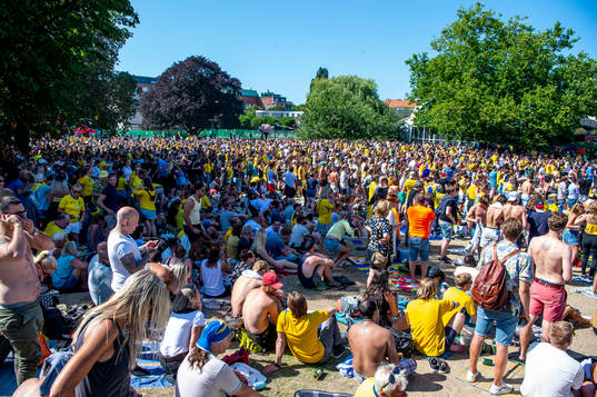 Supportrar följer matchen mellan Sverige och England i
