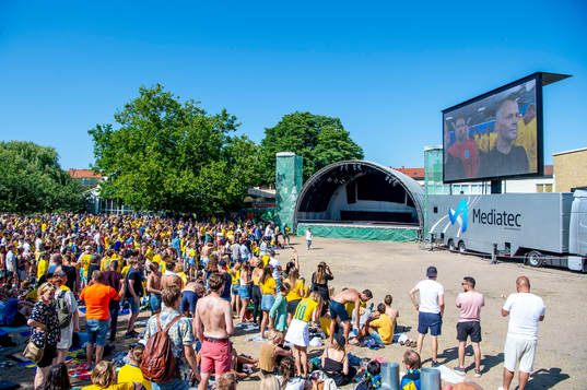 Supportrar följer matchen mellan Sverige och England i