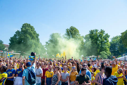 Supportrar följer matchen mellan Sverige och England i